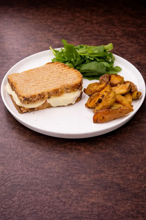 Mozzarella Peynirli Yulaflı Tost