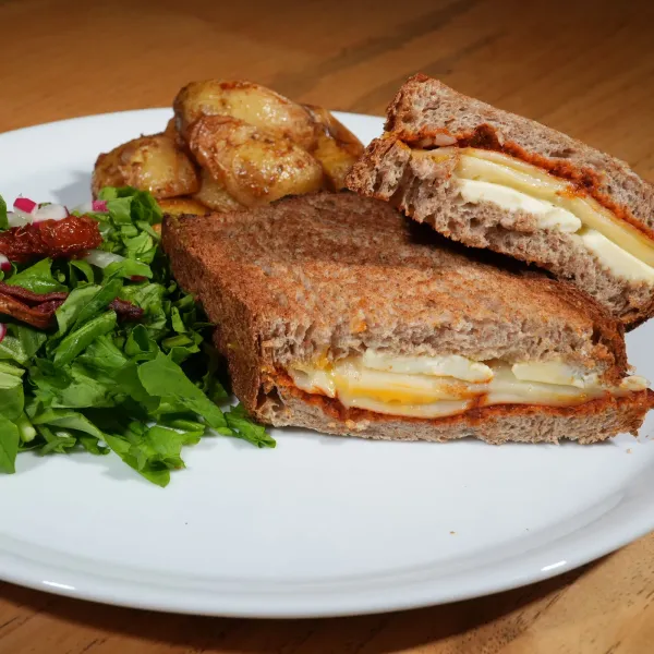 Ezine Peynir ve Cheddarlı Ekşi Maya Ekmekli Tost
