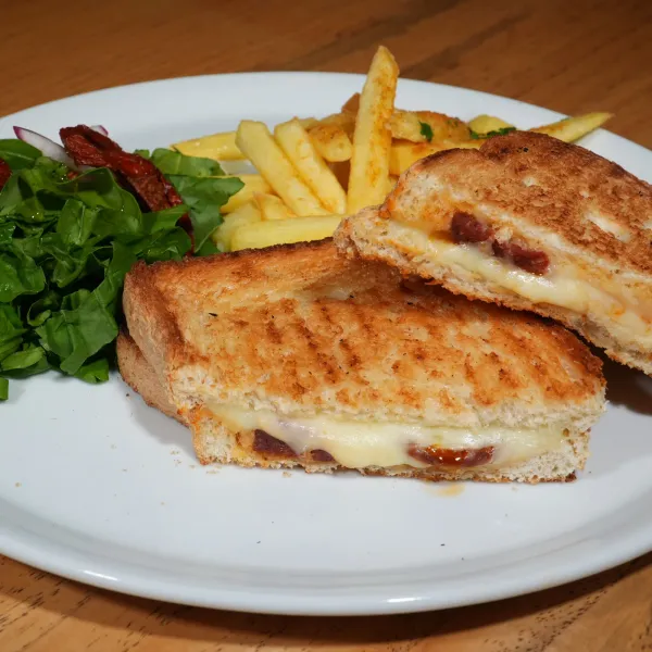 Mozzarella Peynirli Karışık Tost